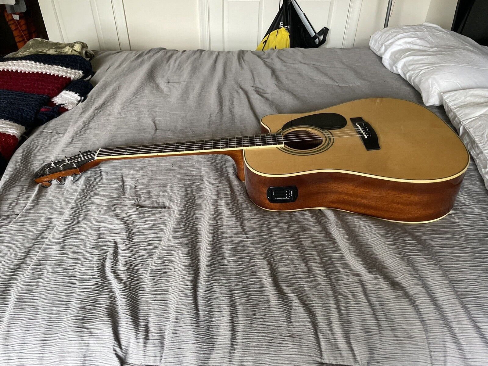 acoustic guitar used 4