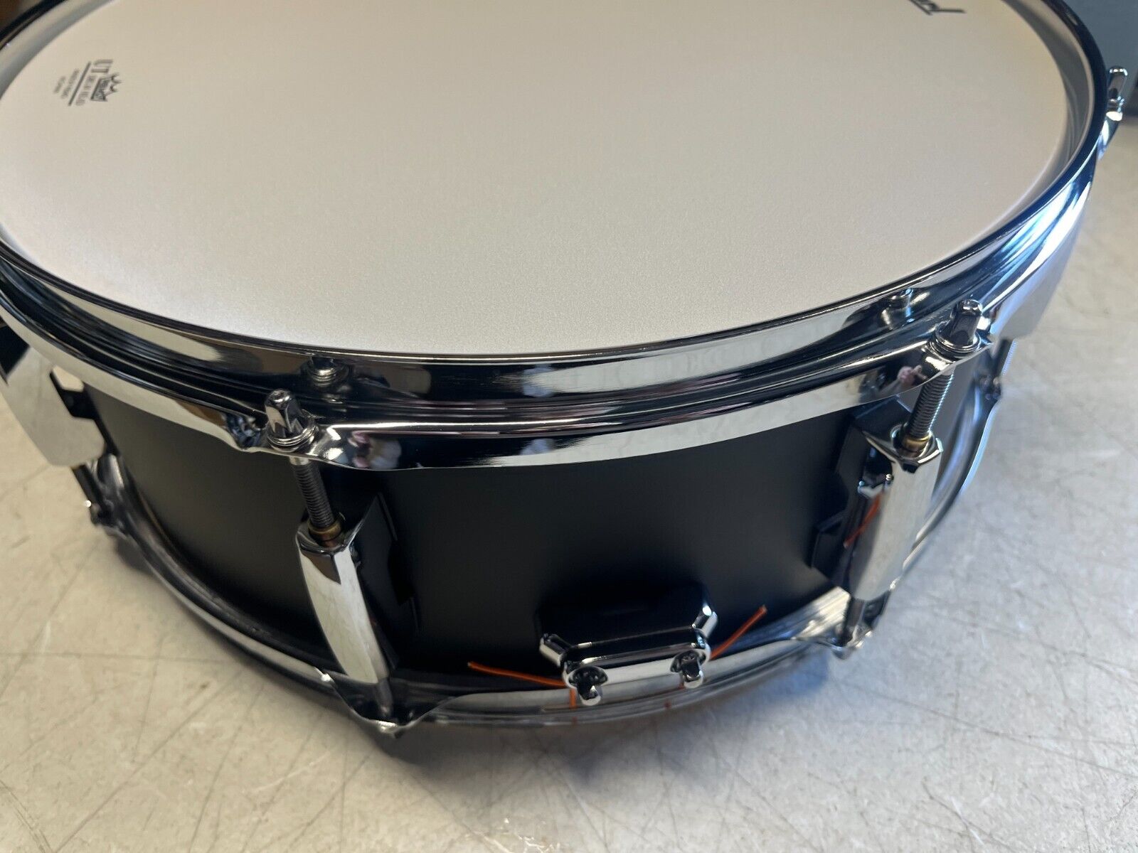 Pearl Modern Utility Maple Snare Drum 14 x 5.5 in. Satin Black 4