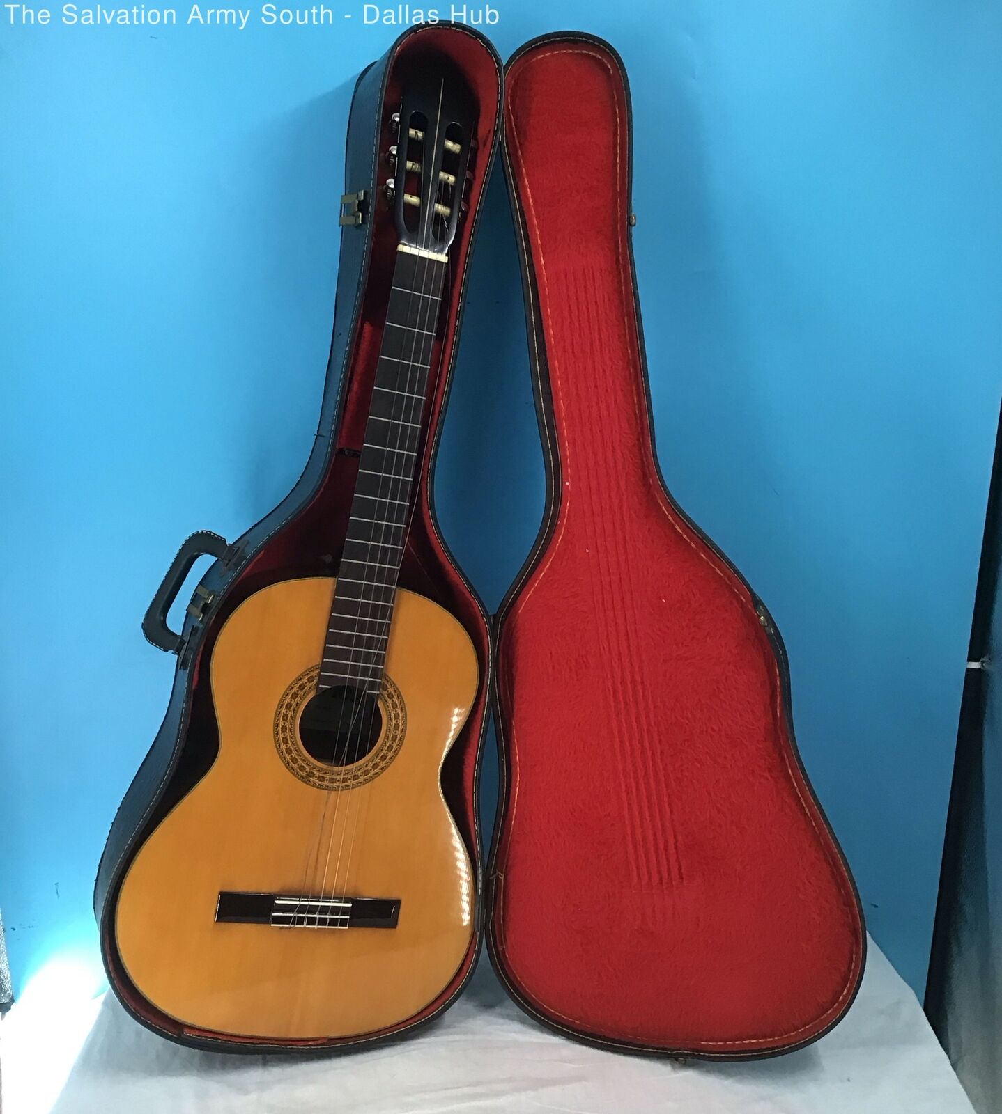 CARLOS Natural Acoustic Guitar Model:228 In Hard Case 1