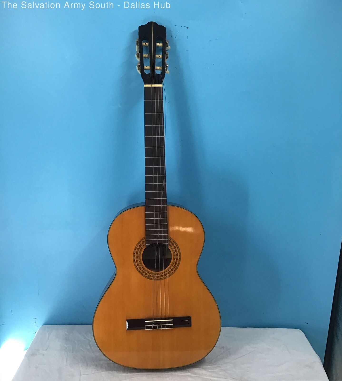 CARLOS Natural Acoustic Guitar Model:228 In Hard Case 2
