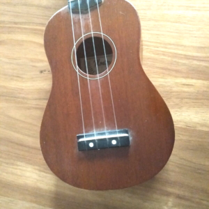 VINTAGE MONTEREY UKULELE GUITAR - Image 3